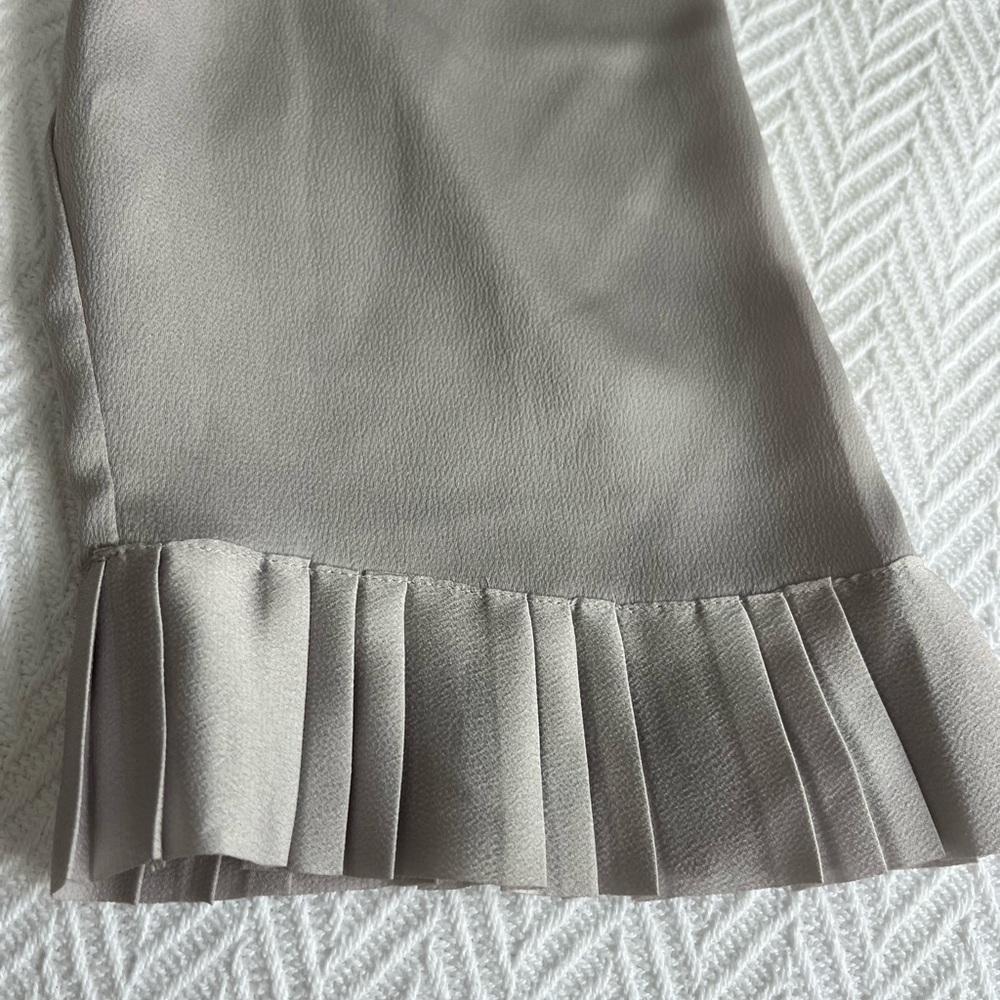 Banana Republic Light Gray Long Sleeve Dressy Blouse with Ruffle Hem size XL - Picture 6 of 7